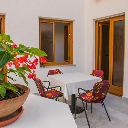 Apartments White & Green In Malinska Exterior foto