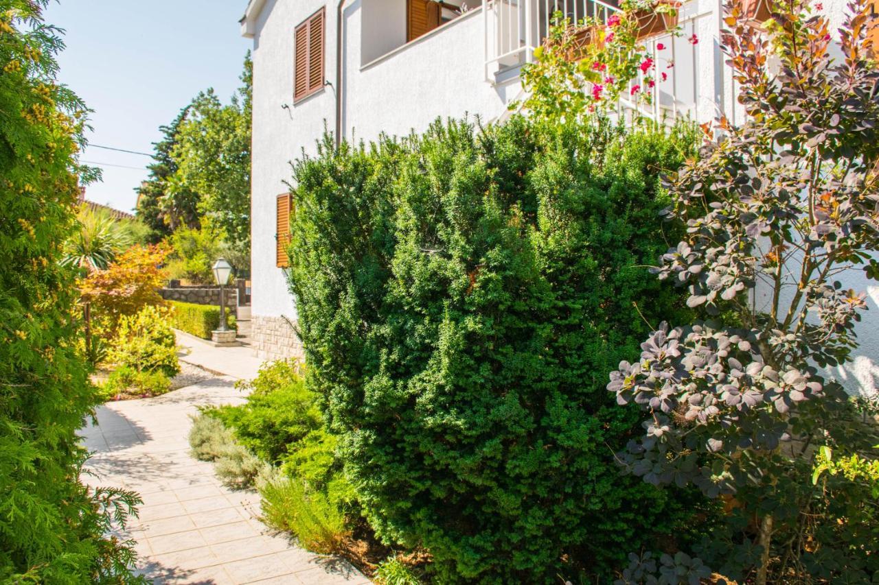 Apartments White & Green In Malinska Exterior foto