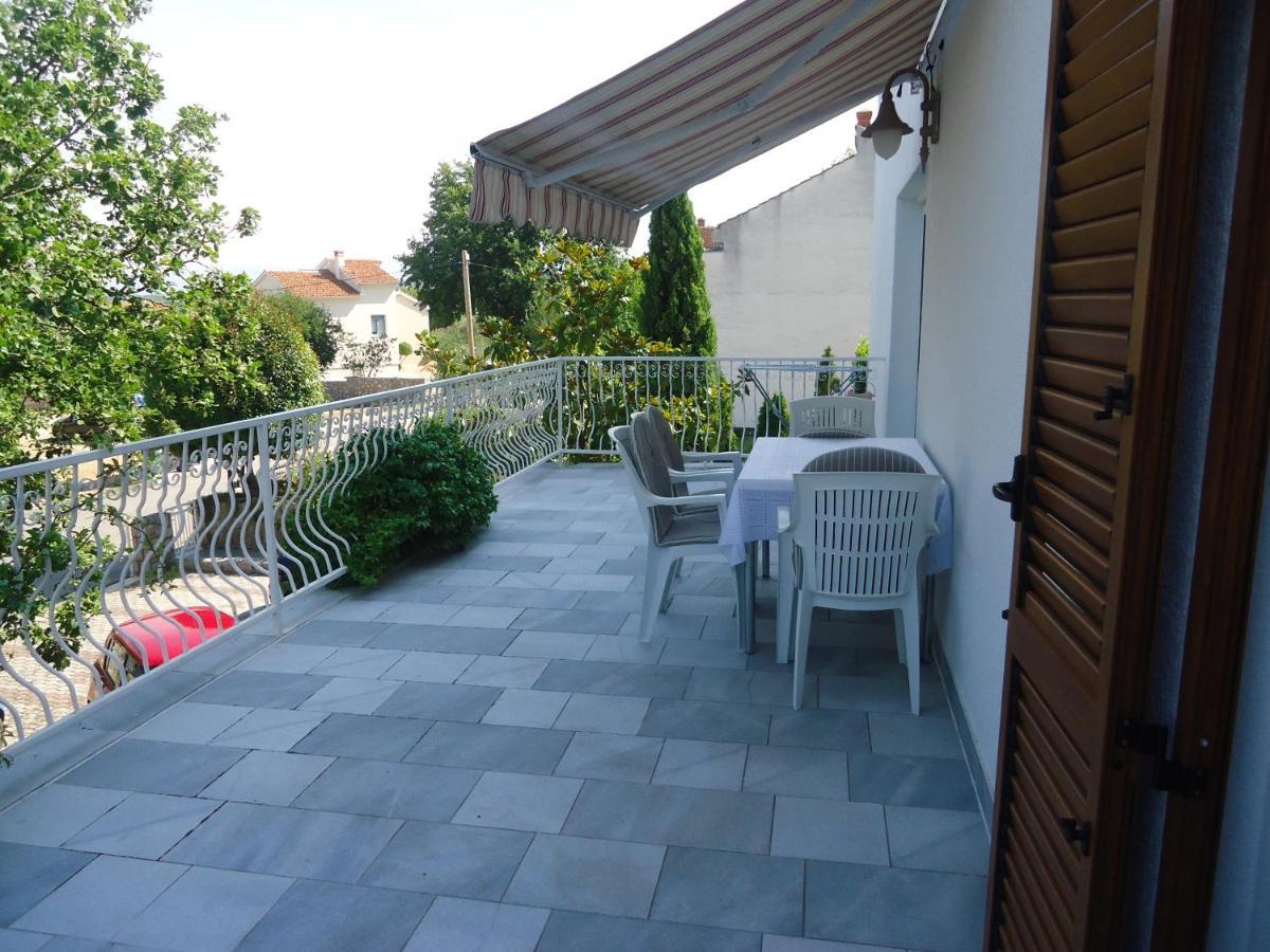 Apartments White & Green In Malinska Exterior foto