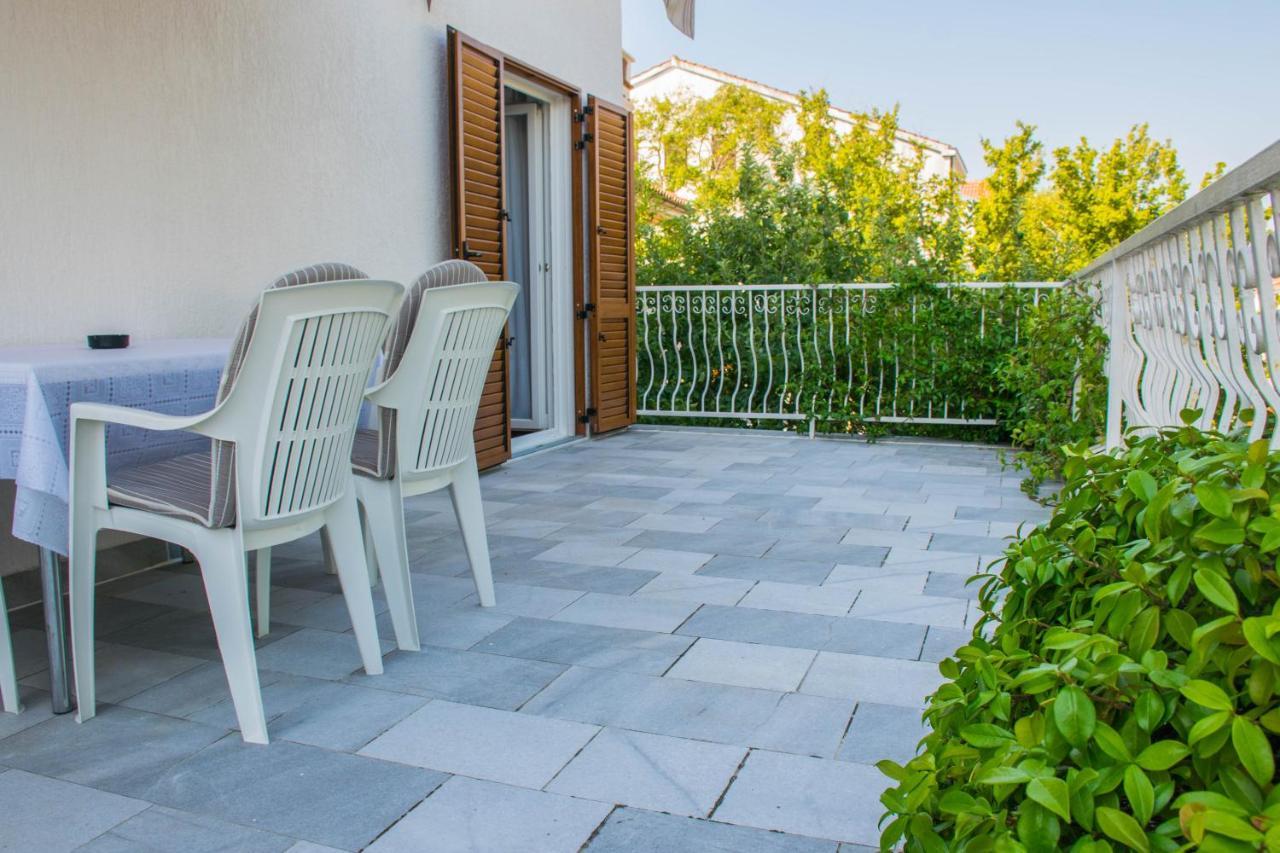 Apartments White & Green In Malinska Exterior foto