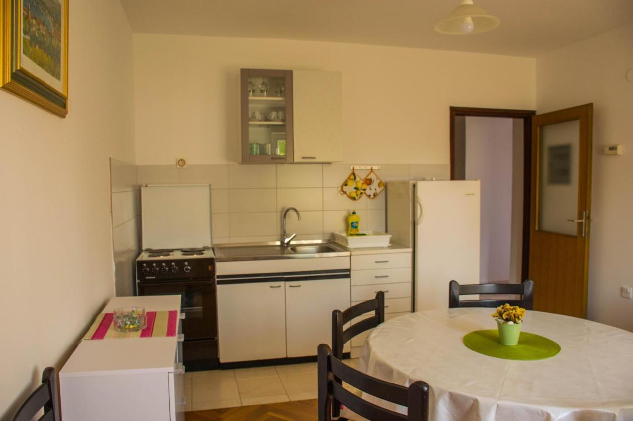 Apartments White & Green In Malinska Exterior foto