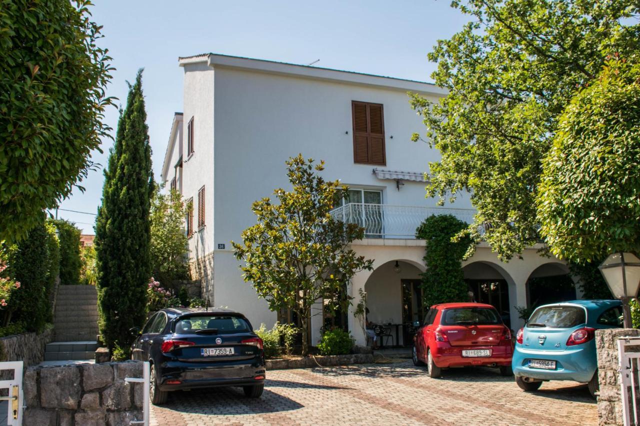 Apartments White & Green In Malinska Exterior foto