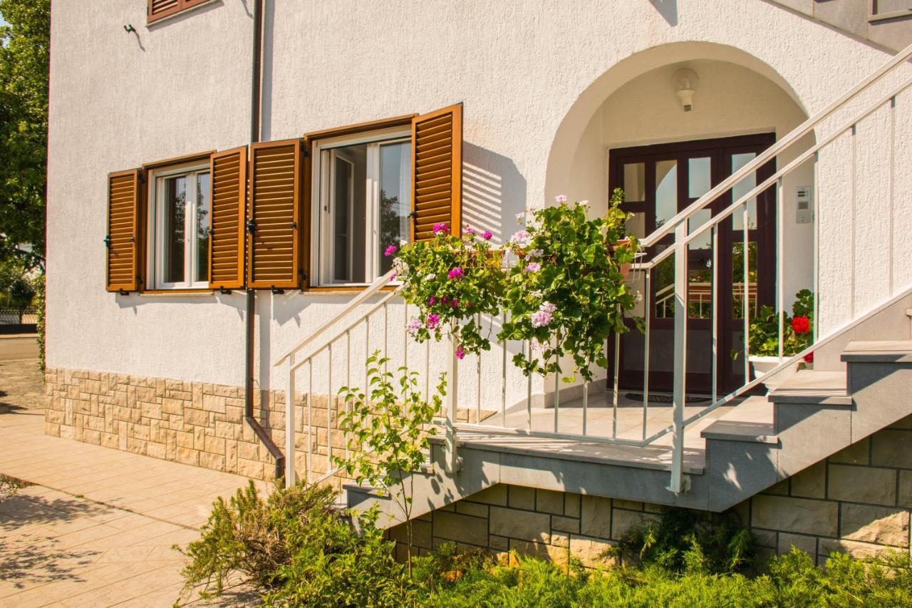 Apartments White & Green In Malinska Exterior foto